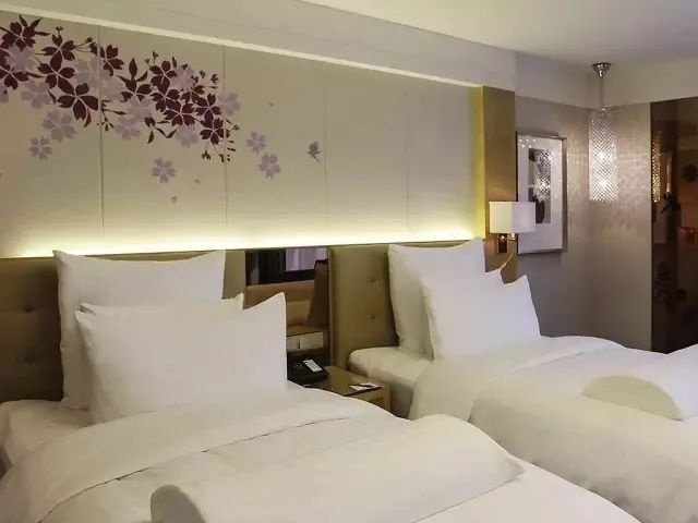 酒店設(shè)計的枕頭、隔斷玻璃門、燈怎么讓人燒腦殼